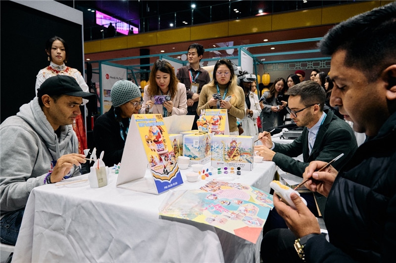 觀眾參加“兔兒爺”手工坊。楊浩鵬攝