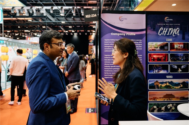 “中國館”展區(qū)現(xiàn)場洽談。 楊浩鵬攝