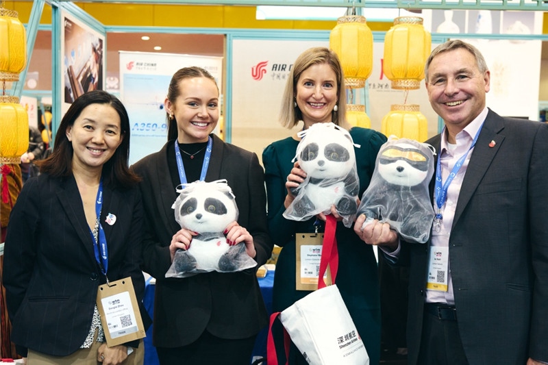 “中國館”展區(qū)現(xiàn)場洽談。 楊浩鵬攝