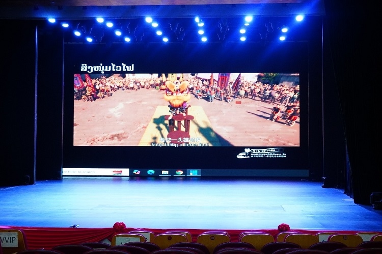 “露天電影院——中老優(yōu)秀電影巡映”首映式上放映老撾語配譯的中國動(dòng)畫電影《雄獅少年》。主辦方供圖