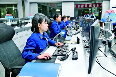  廣東省廣州市消防救援支隊(duì)指揮中心的接警調(diào)度員24小時待命。圖片由國家消防救援局提供