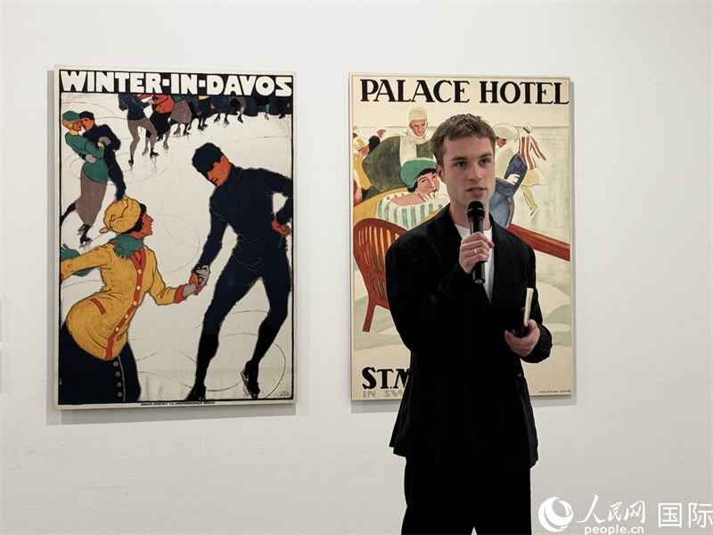 11月8日，“瑞士經(jīng)典設(shè)計展”策展人言照壁向與會嘉賓導(dǎo)覽。（人民網(wǎng) 謝瑩攝）