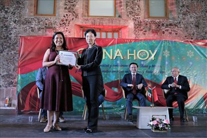 李雅芳向加比拉爾·塞迪略授予“拉美分社榮譽員工”稱號。主辦方供圖