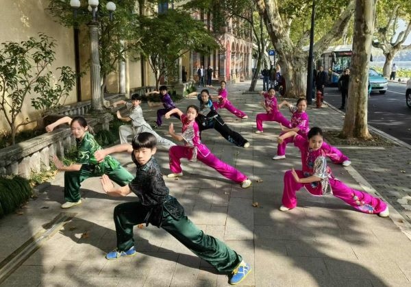 杭州市陳經(jīng)綸體校武術(shù)隊(duì)學(xué)生們展示中華武術(shù)。 人民網(wǎng)記者 楊磊攝