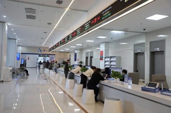觀山湖區(qū)政務(wù)大廳窗口辦事忙。