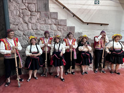 身著傳統(tǒng)服飾的秘魯藝人。本報(bào)記者 張朋輝 攝