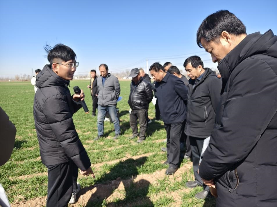 科技小院的“學(xué)生專家”（左一）。受訪者供圖