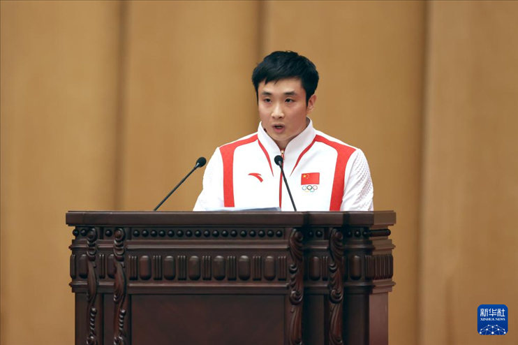 11月15日，跳水運(yùn)動(dòng)員曹緣在報(bào)告會(huì)上發(fā)言。新華社記者 李明 攝