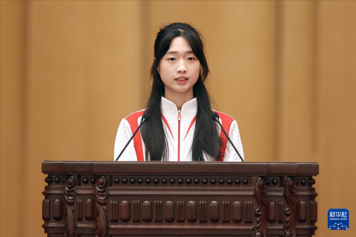 11月15日，射擊運(yùn)動(dòng)員黃雨婷在報(bào)告會(huì)上發(fā)言。新華社記者 李明 攝