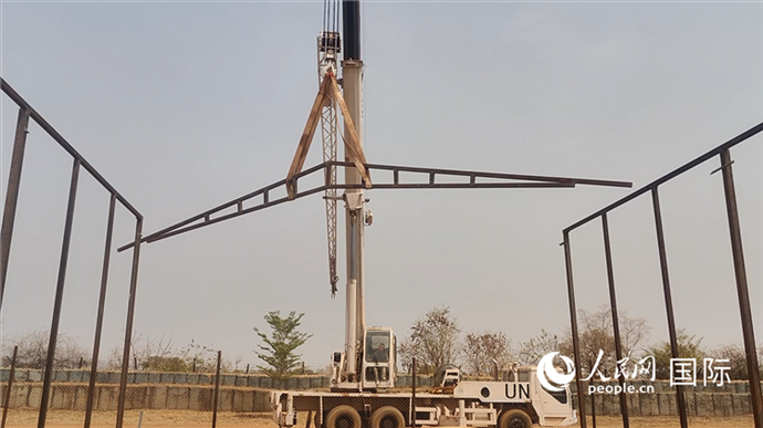 ▲吊裝洗車棚鋼架構（秦貴君攝）