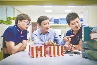 中北大學極端環(huán)境特種傳感與測試創(chuàng)新研究團隊成員正在圍繞近期發(fā)射任務進行產(chǎn)品研發(fā)。受訪單位供圖