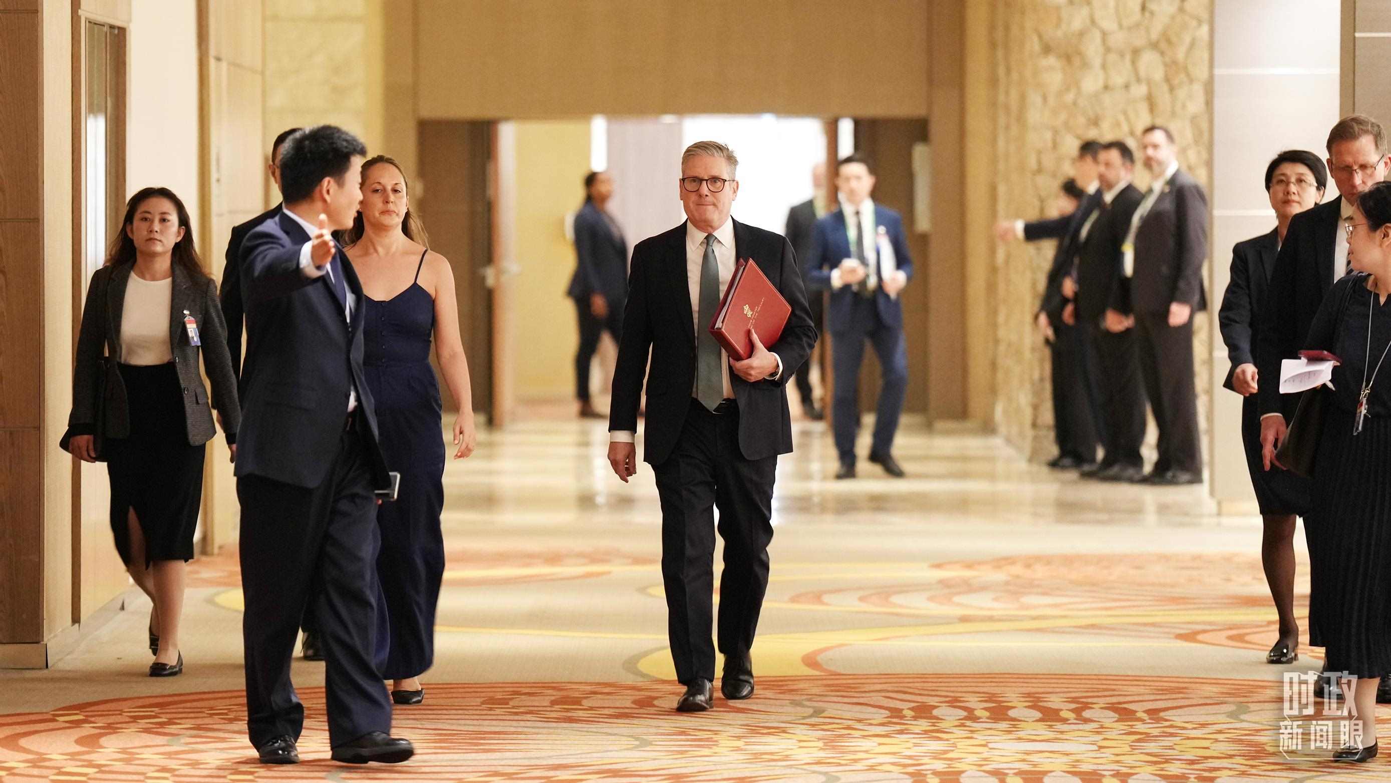 △英國首相斯塔默抵達(dá)會見現(xiàn)場。（總臺記者李晉拍攝）