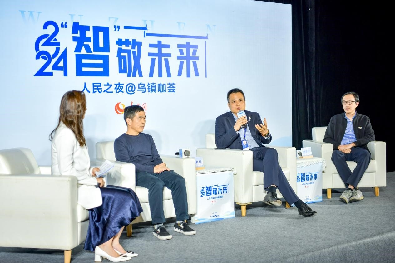 在對話環(huán)節(jié)，之江實驗室高級研究專家潘愛民、伏羲智庫創(chuàng)始人李曉東、麒麟軟件副總經(jīng)理李震寧探討“‘百模大戰(zhàn)’將卷向何方”。人民網(wǎng)記者 任峰濤攝