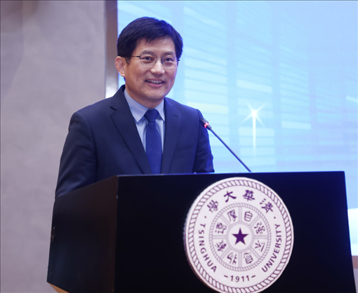 清華大學(xué)國家治理研究院執(zhí)行院長、清華大學(xué)計(jì)算社會科學(xué)與國家治理實(shí)驗(yàn)室執(zhí)行主任孟慶國教授演講。供圖單位：清華大學(xué)國家治理研究院