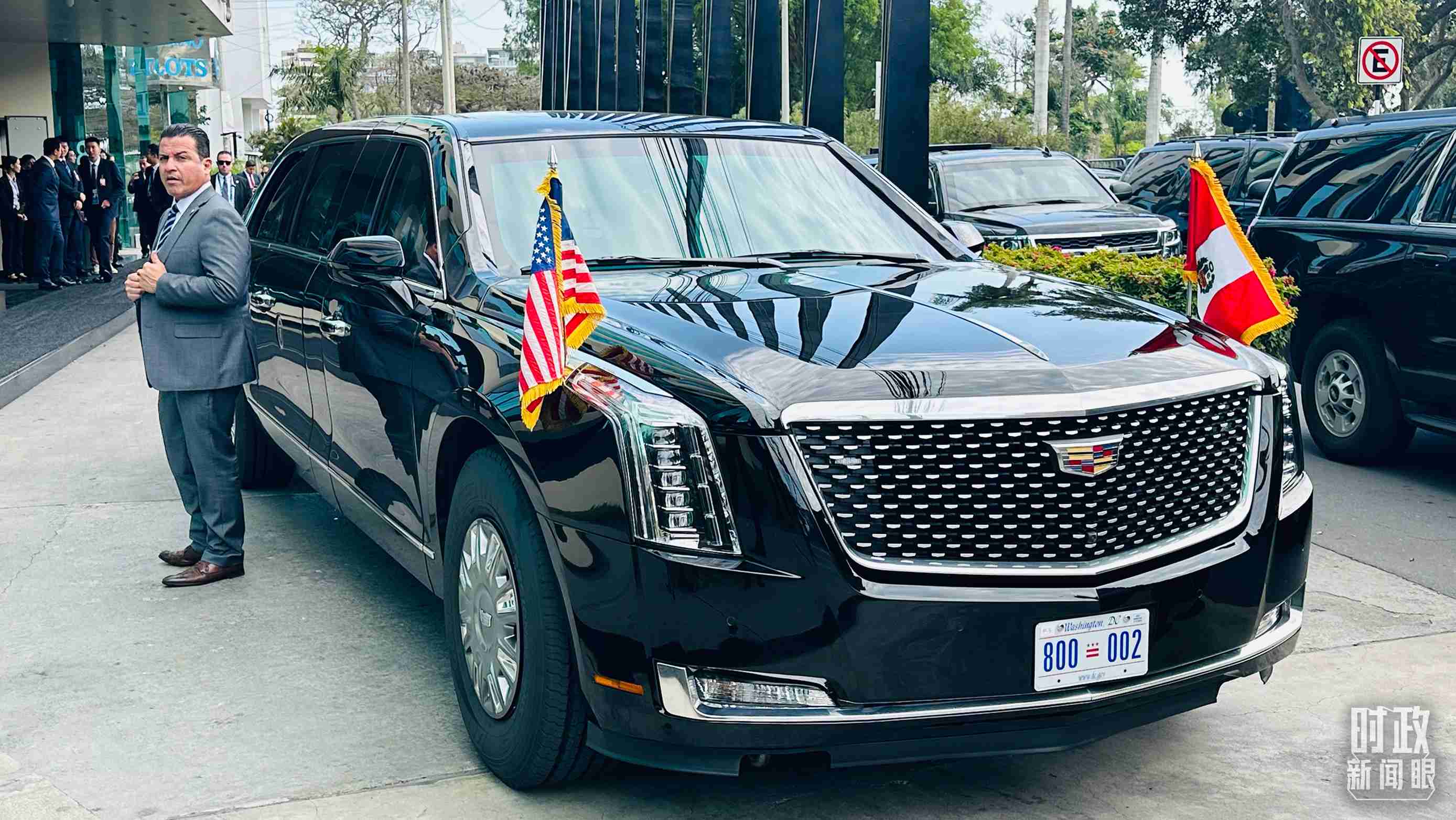 美國總統(tǒng)拜登乘車抵達中美元首會晤現(xiàn)場。（總臺央視記者范一鳴拍攝）