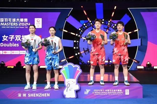 11月24日，劉圣書(shū)（右二）/譚寧（右一）與李怡婧/羅徐敏（左一）在頒獎(jiǎng)臺(tái)上合影。新華社記者 梁旭攝