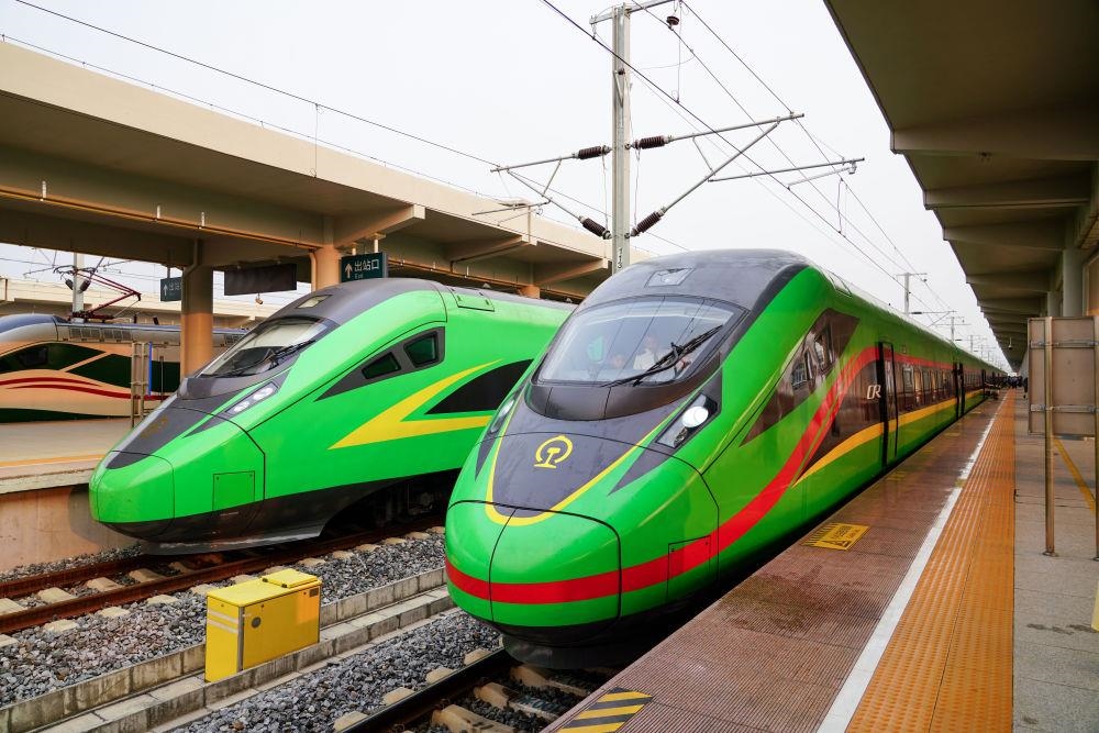 截至2024年7月5日，中老鐵路國際旅客列車?yán)塾?jì)開行滿1000列，極大地便利了沿線民眾出行。