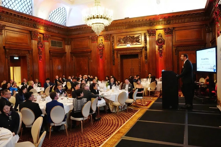 中英各界代表歡聚一堂展望2025新航程。吳若鳴攝