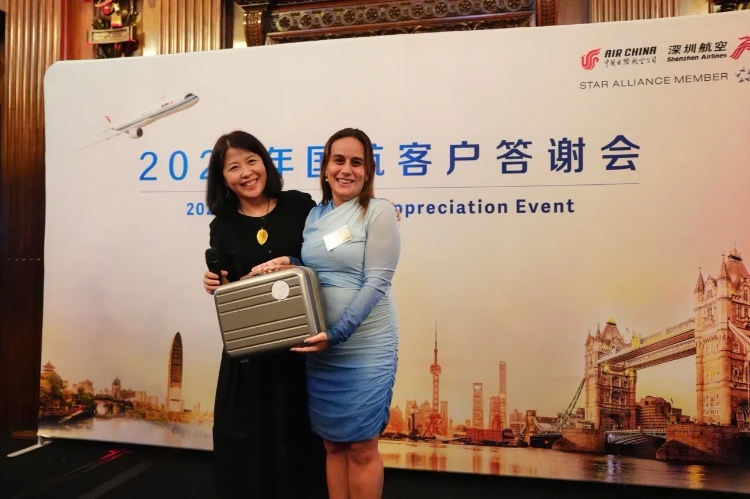 獲獎嘉賓上臺領(lǐng)取精美獎品。吳若鳴攝