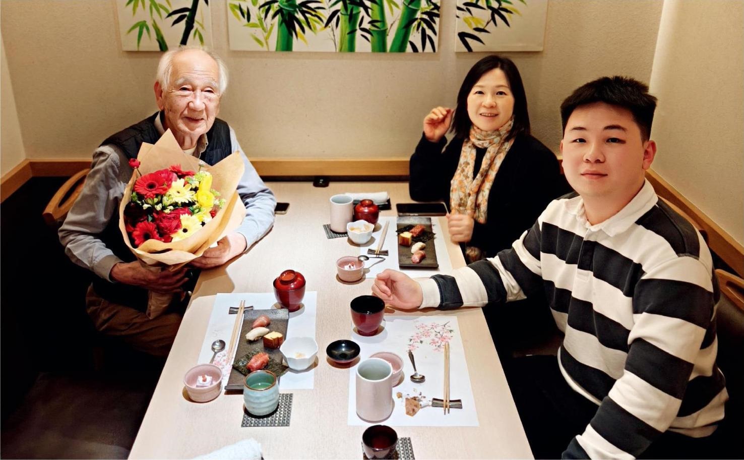 佐佐木俊一與彭林（中）、彭俊霖（右）在一起。