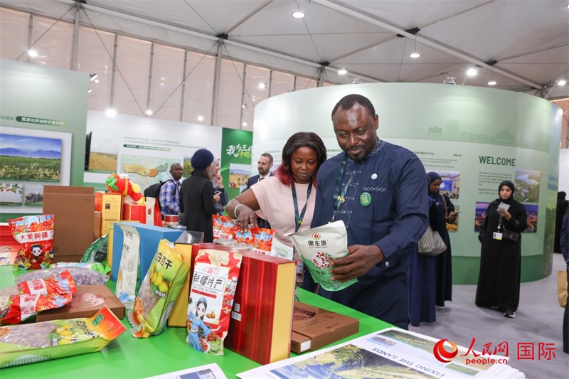 嘉賓了解中國館展示產(chǎn)品。人民網(wǎng)記者任皓宇攝