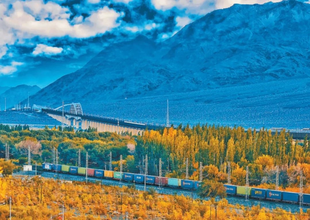 2013年，隨著共建“一帶一路”倡議提出，中歐班列應(yīng)運而生。今年11月20日，第十萬列中歐班列正式出境。截至目前，中歐班列累計運送貨物超1100萬標(biāo)箱、貨值超4200億美元，貨物品類達53大類5萬余種。圖為中歐班列行駛在新疆烏魯木齊達坂城濕地。擺風(fēng)亮 攝（新華社發(fā)）