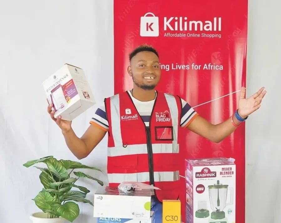 隨著“絲路電商”國際合作深入推進，共建“一帶一路”國家雙多邊數(shù)字貿(mào)易規(guī)則對接不斷強化。借助“絲路電商”合作機制，肯尼亞主播迪克森·恩甘加在當(dāng)?shù)刂辈ж?。劉婉?攝（新華社發(fā)）