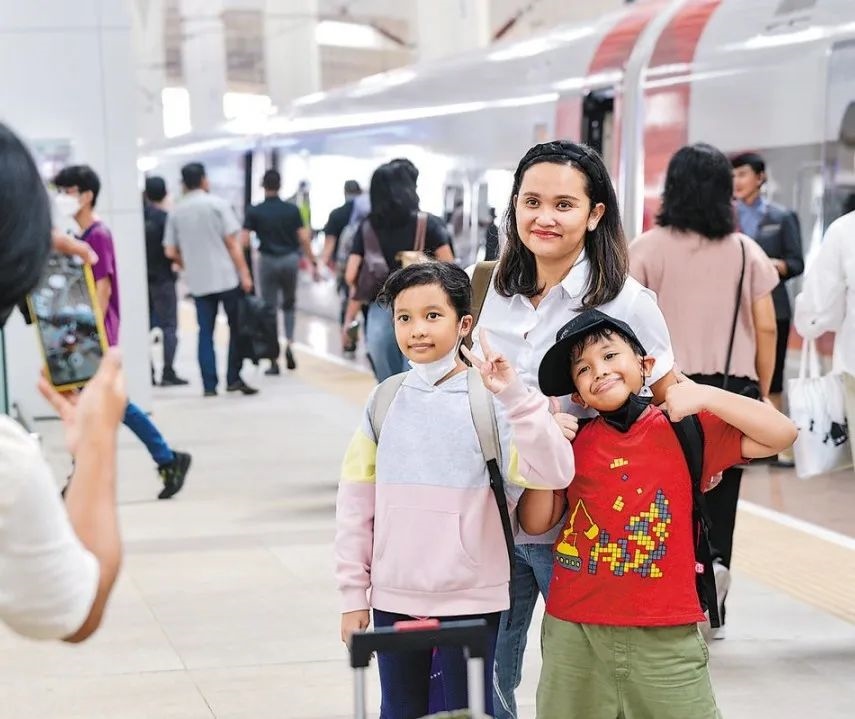 雅萬高鐵是我國在境外完成全過程勘察設(shè)計建設(shè)的首個高鐵項目，于去年10月17日正式開通運營，是中印尼共建“一帶一路”合作的典范。圖為乘客在和雅萬高鐵動車組合影留念。新華社記者 徐欽 攝