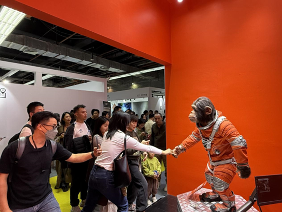 本土原創(chuàng)公司JIN ARTS帶領(lǐng)仿生機(jī)器人亮相廣州設(shè)計(jì)周11號(hào)館。（受訪者供圖）