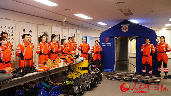 國航日韓支社捐贈(zèng)的專業(yè)救援裝備。人民網(wǎng) 蔣曉辰攝