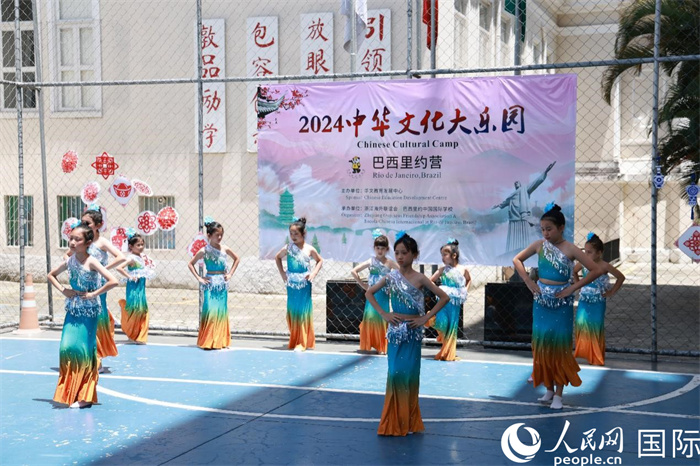 傣族舞蹈《金色的孔雀》以優(yōu)美的動(dòng)作贏得觀眾喝彩。人民網(wǎng)記者 陳海琪攝