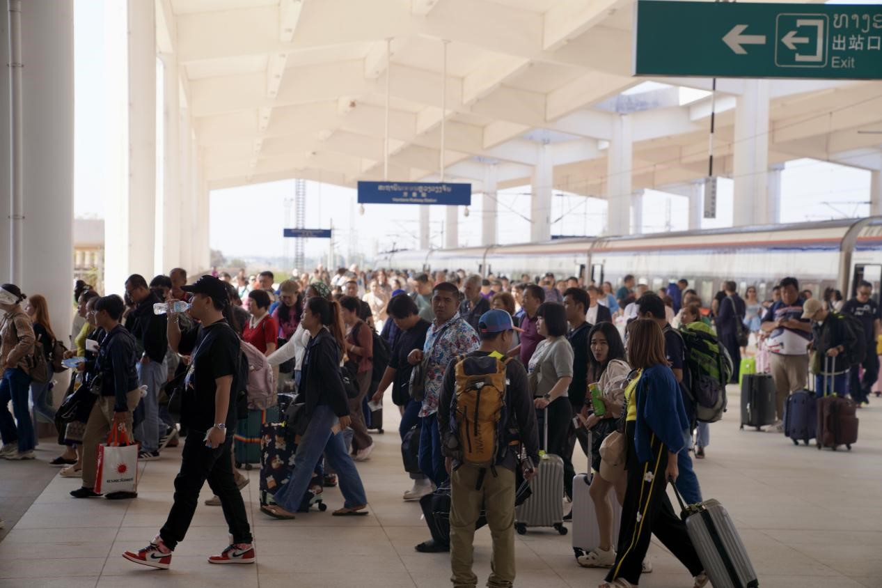 在中老鐵路萬象站，客運列車抵達后旅客出站。老中鐵路有限公司供圖