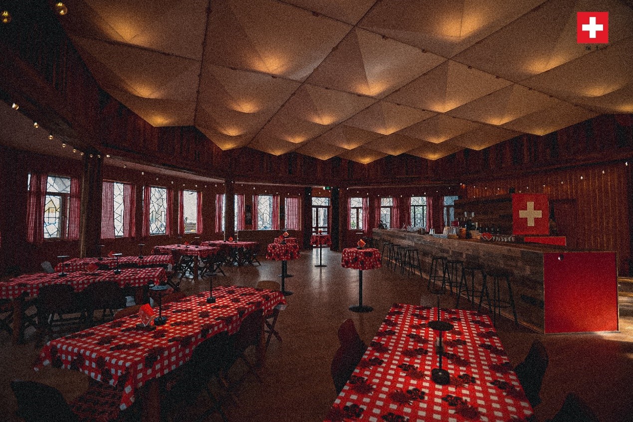 瑞士小木屋內(nèi)飾采用瑞士紅、森林棕與雪山白三種主色調(diào)，營(yíng)造出自然與現(xiàn)代交融的氛圍。瑞士使館供圖