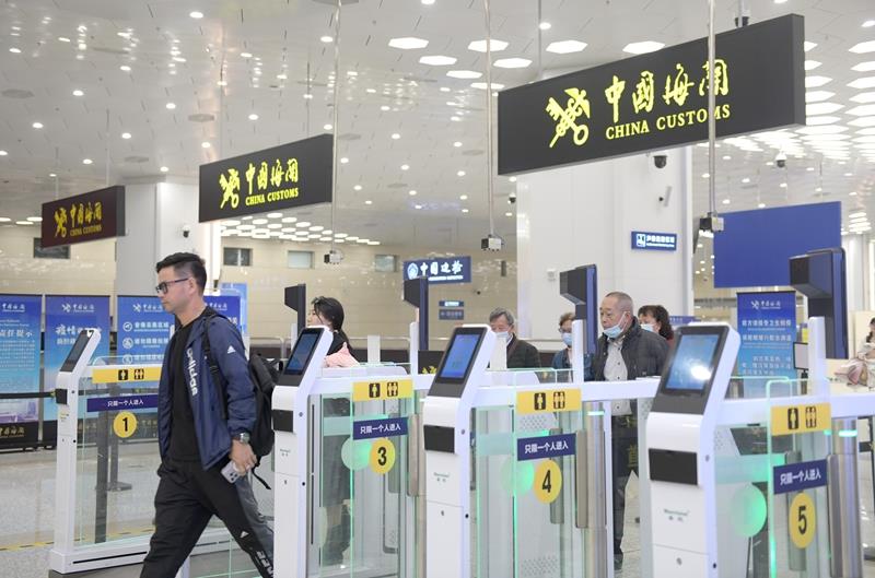 △2024年2月29日，旅客從橫琴口岸過關(guān)。