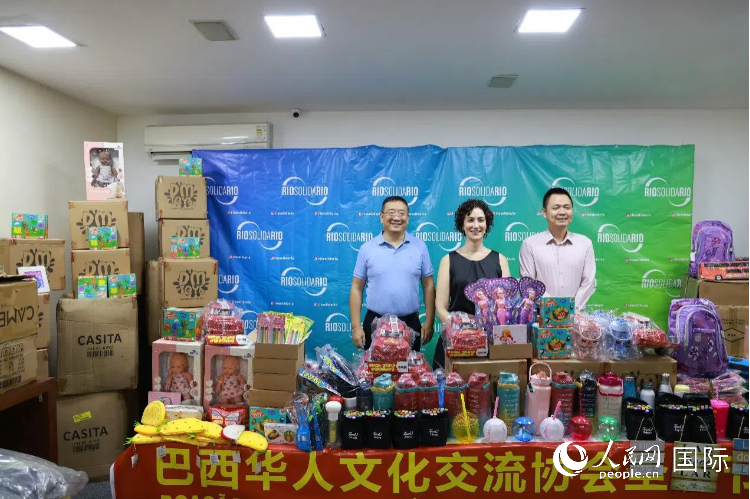 中國駐里約熱內(nèi)盧總領(lǐng)館副總領(lǐng)事王尉育（右）、里約慈善協(xié)會主席保拉·菲格雷多（中）、巴西華人文化交流協(xié)會主席上官建峰（左）出席捐贈活動并致辭。人民網(wǎng)記者 陳海琪攝