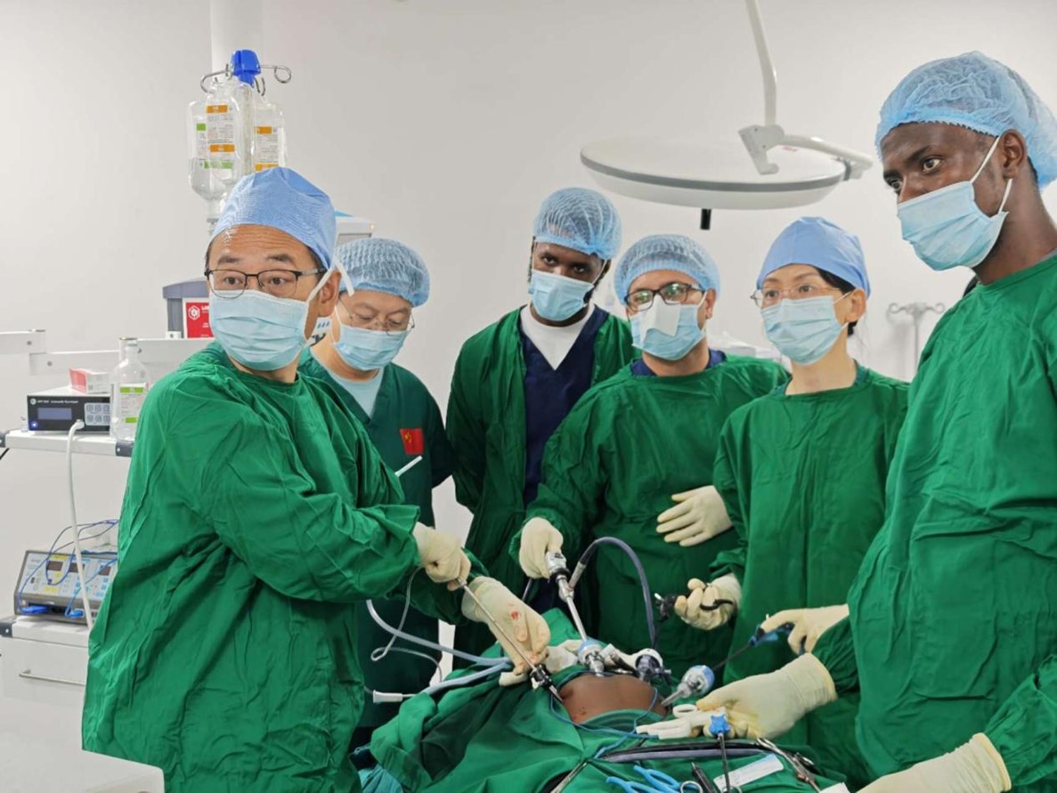 中外醫(yī)師合作進(jìn)行腹腔鏡手術(shù)。中國(guó)援桑醫(yī)療隊(duì)供圖