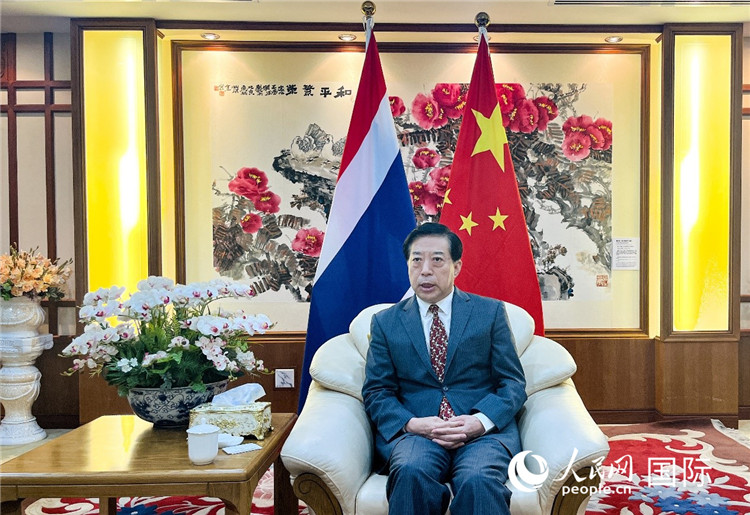 2024年12月10日，中國駐泰國大使韓志強在泰國曼谷接受中國—東盟中心（ACC）組織的“多彩東盟：2024年中國媒體東盟行”媒體團采訪。人民網記者 羨江楠攝