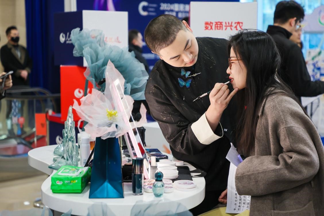 美妝展位化妝師為嘉賓一對(duì)一化妝。林文松攝