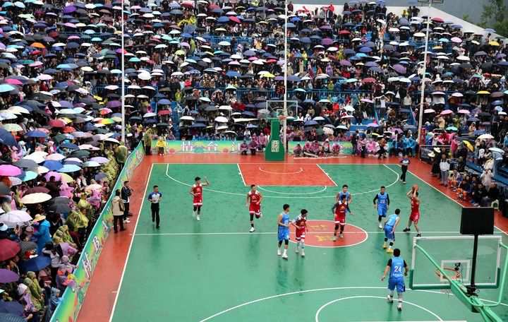 2024年5月1日，人們在貴州省黔東南苗族侗族自治州臺江縣臺盤鄉(xiāng)臺盤村觀看“村BA”球王爭霸賽。 新華社發(fā)（余天英 攝）