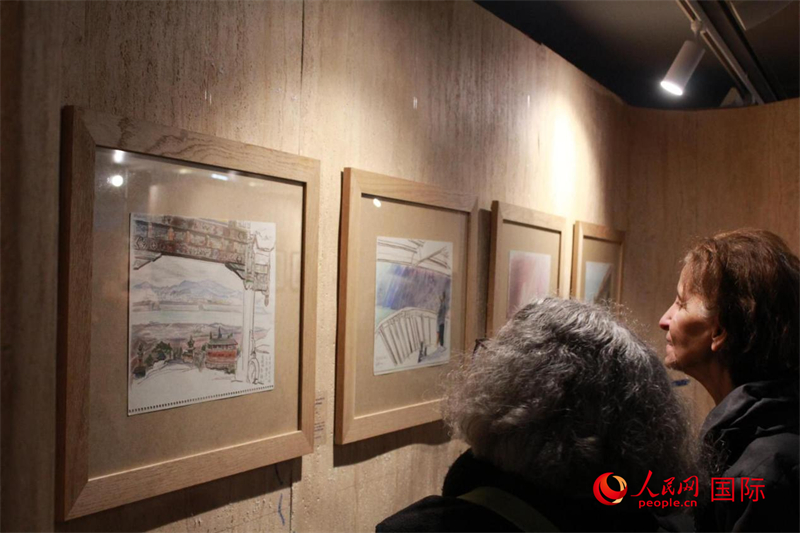 法國觀眾在欣賞展品。人民網(wǎng)記者 尚凱元攝