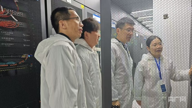 陳平平和團隊在實驗室設備機房開展創(chuàng)新網絡測試驗證（央廣網記者 王錫斐 攝）