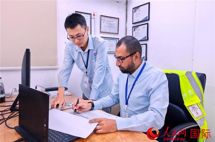 中外員工共同跟進(jìn)項(xiàng)目進(jìn)展。人民網(wǎng)記者 管克江攝