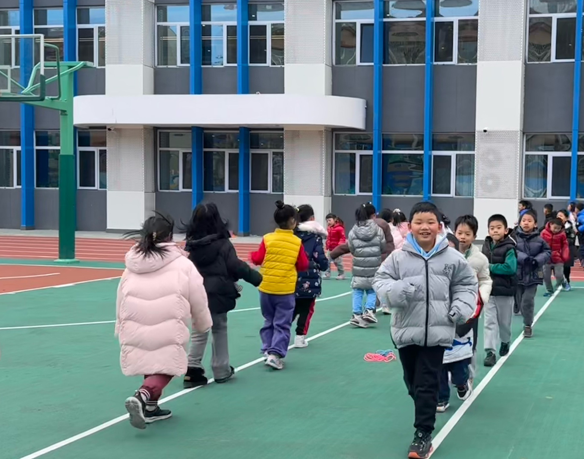 一年級的同學(xué)課間跑步 。學(xué)校供圖