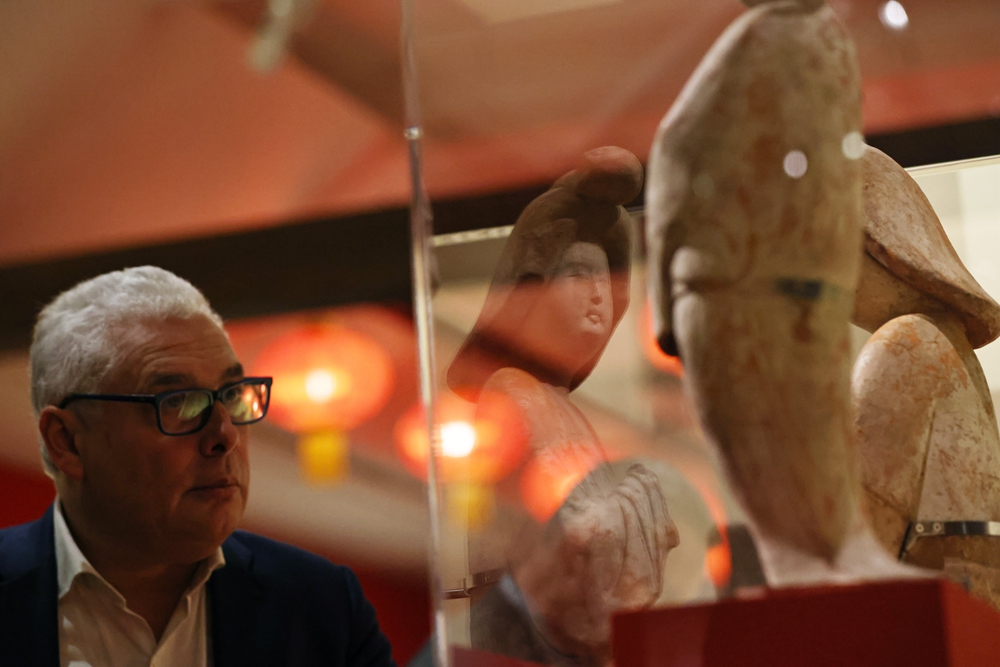 2024年11月18日，在位于法國巴黎的吉美國立亞洲藝術(shù)博物館，一名觀眾參觀“中國·唐——一個(gè)多元開放的朝代（7至10世紀(jì)）”展覽。新華社記者 高靜 攝