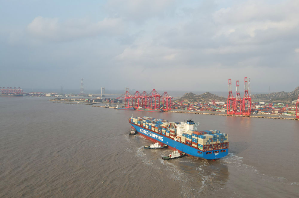 “新上海”輪抵達(dá)洋山港，這是自秘魯錢凱港開港后首個(gè)“錢凱—上?！闭胶酱危?024年12月18日攝，無人機(jī)照片）。新華社記者 方喆 攝