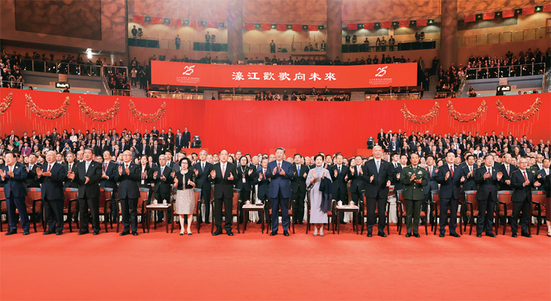 2024年12月19日晚，慶祝澳門回歸祖國25周年文藝晚會在澳門東亞運動會體育館舉行。中共中央總書記、國家主席、中央軍委主席習近平觀看演出。晚會最后，習近平同全場觀眾一起高唱《歌唱祖國》。 新華社記者 丁林/攝