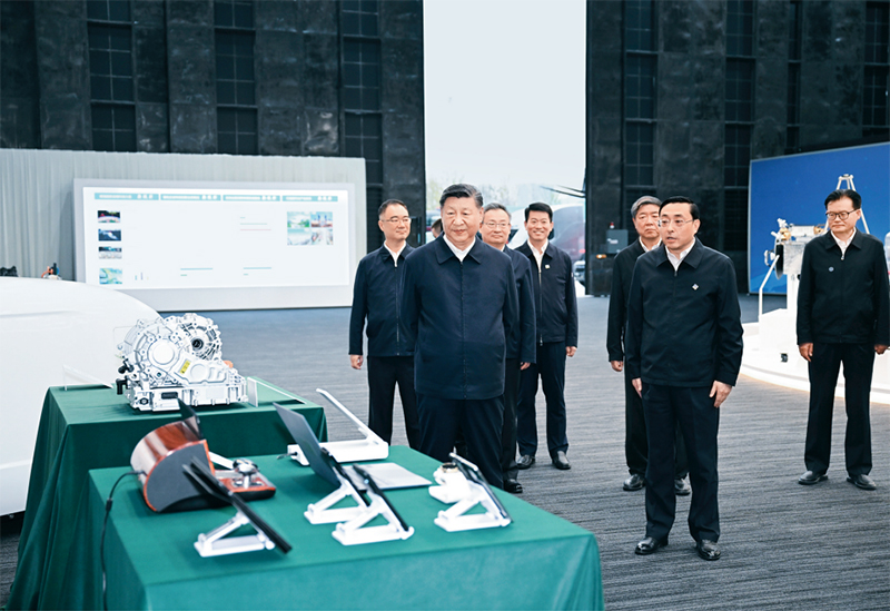 2024年10月17日至18日，中共中央總書記、國家主席、中央軍委主席習近平在安徽考察。這是17日下午，習近平在合肥濱湖科學城察看安徽省重大科技創(chuàng)新成果集中展示。 新華社記者 謝環(huán)馳/攝