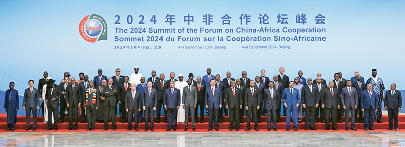 2024年9月5日上午，國家主席習近平在北京人民大會堂出席中非合作論壇北京峰會開幕式并發(fā)表主旨講話。這是開幕式前，習近平同出席峰會的外方領(lǐng)導人集體合影。 新華社記者 饒愛民/攝