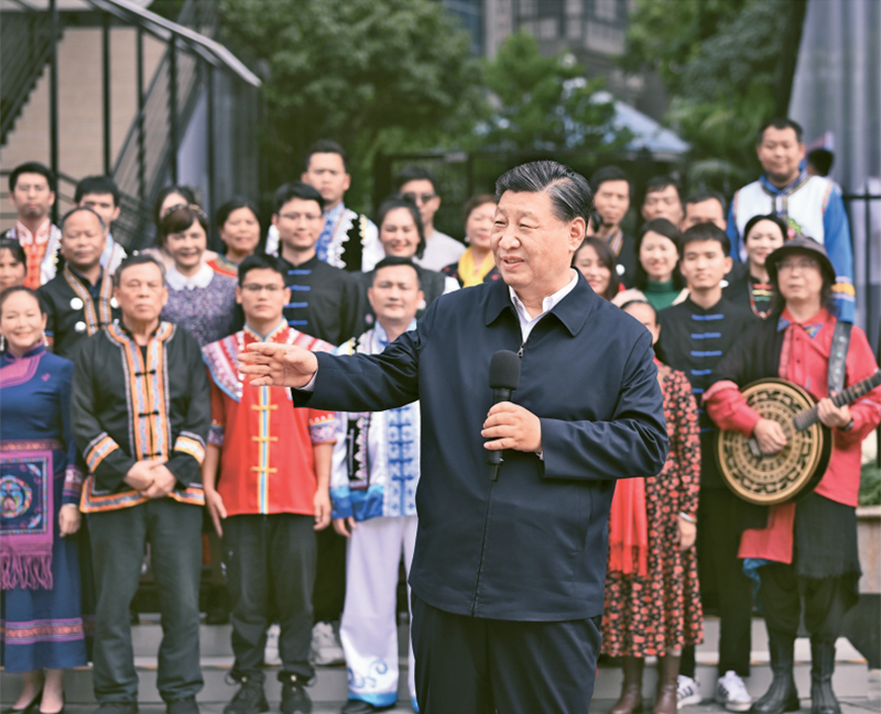 2023年12月14日至15日，中共中央總書記、國家主席、中央軍委主席習近平在廣西考察。這是14日上午，習近平在南寧市良慶區(qū)蟠龍社區(qū)考察時，同社區(qū)各族群眾親切交流。 新華社記者 燕雁/攝