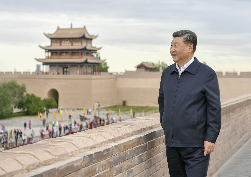 2019年8月20日上午，習(xí)近平總書記來到嘉峪關(guān)關(guān)城，登上城樓察看關(guān)城整體面貌，聽取河西走廊長(zhǎng)城、關(guān)隘歷史文化情況介紹。新華社記者 謝環(huán)馳 攝